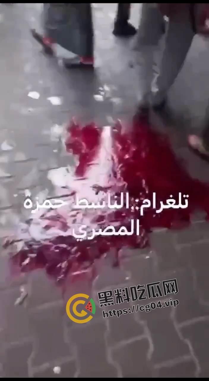 现场画面！血流成河 以色列轰炸加沙南部驻留有大量难民的学校  造成大量伤亡 尸体堆积如山 遍地鲜血-2