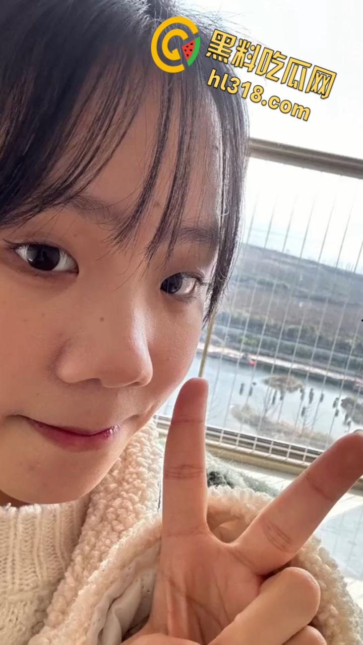 内蒙古师范大学【王诗圆】，刚毕业实习就被主管潜规则，性感开档白丝害羞挡脸，无套抽插内射骚穴！-5