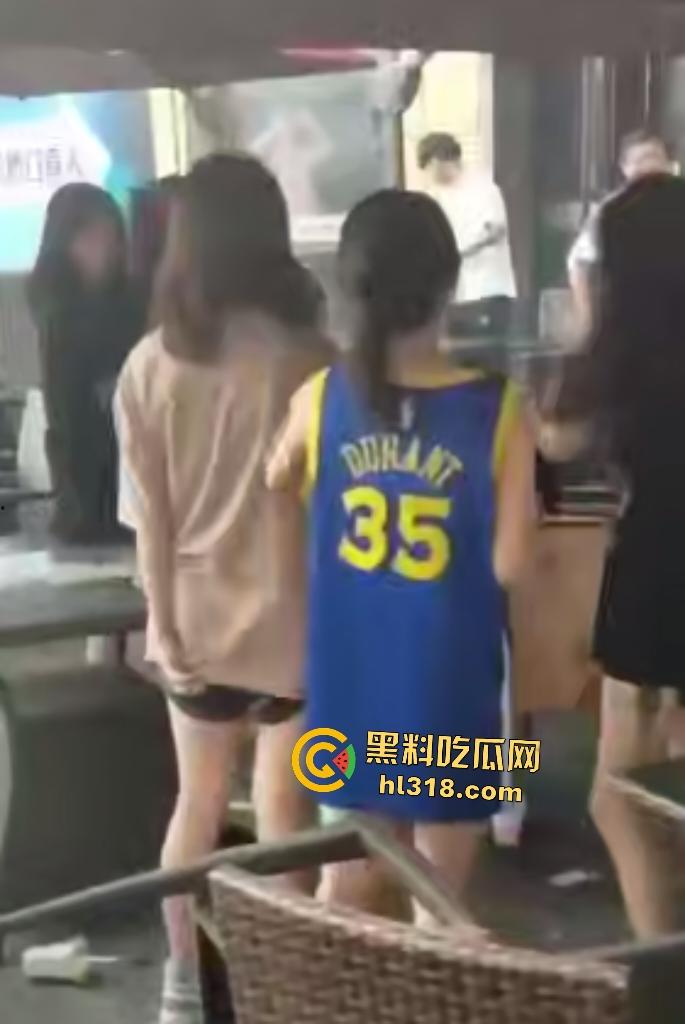奶茶店两女人怒泼奶茶砸头开战，俩女扭打撕衣火气炸裂，内衣差点都扯掉，惊现杜兰特来拉架！-7