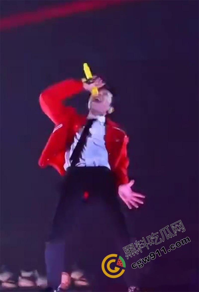 顶流歌星【萧敬腾】大巨蛋演唱会陷入“胯间危机”！因为动作太大，裤子都塌了，红内裤暴露惊呆歌迷-3