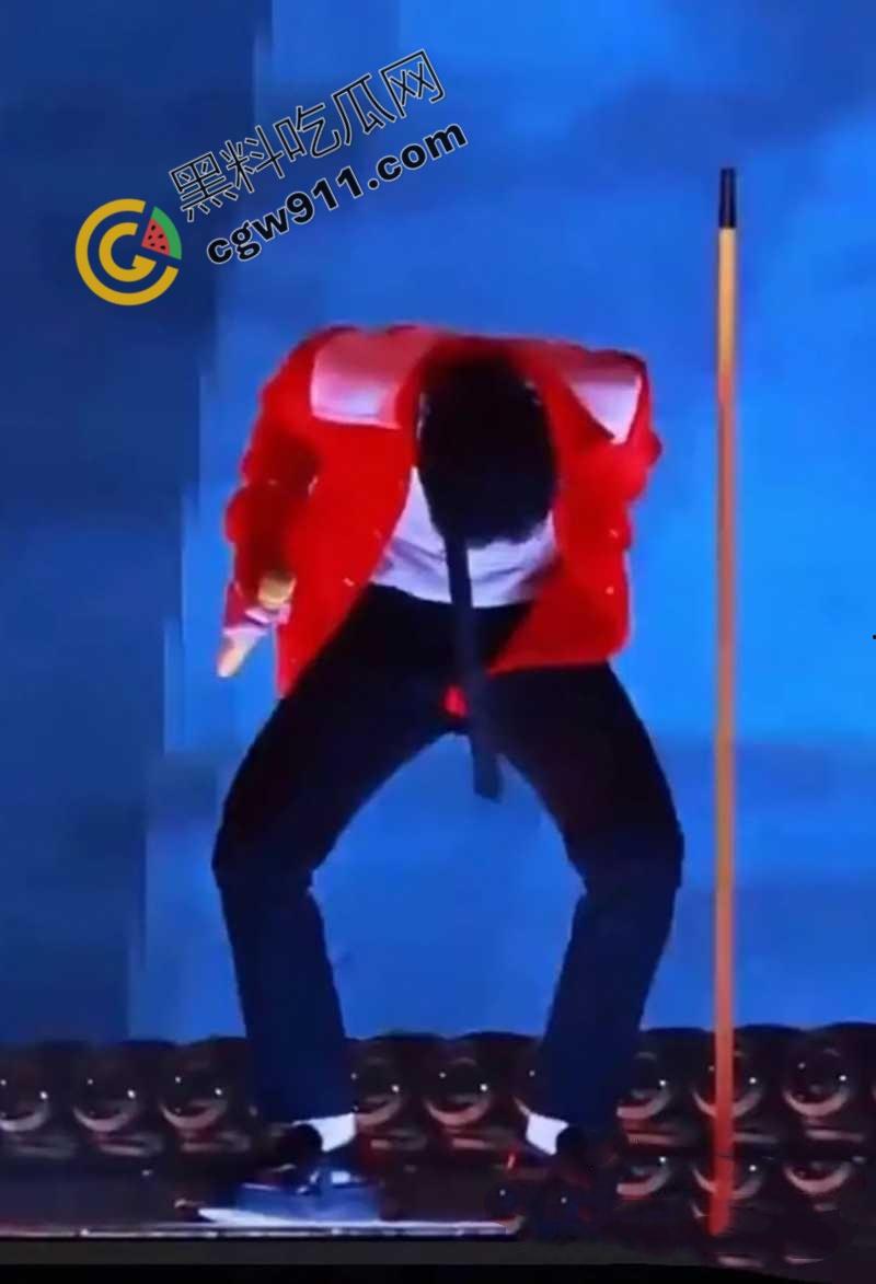 顶流歌星【萧敬腾】大巨蛋演唱会陷入“胯间危机”！因为动作太大，裤子都塌了，红内裤暴露惊呆歌迷-4