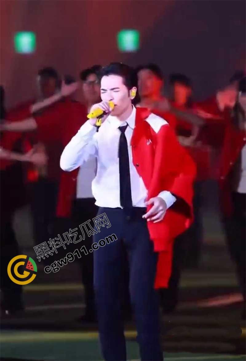 顶流歌星【萧敬腾】大巨蛋演唱会陷入“胯间危机”！因为动作太大，裤子都塌了，红内裤暴露惊呆歌迷-5