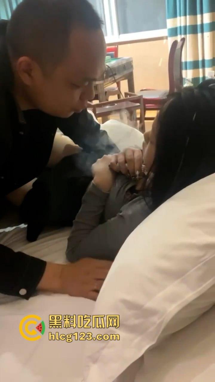 迷奸夜店小妹自己送上门的白操骚货 意识模糊被老男人吃干抹尽 玩了一个晚上！-1