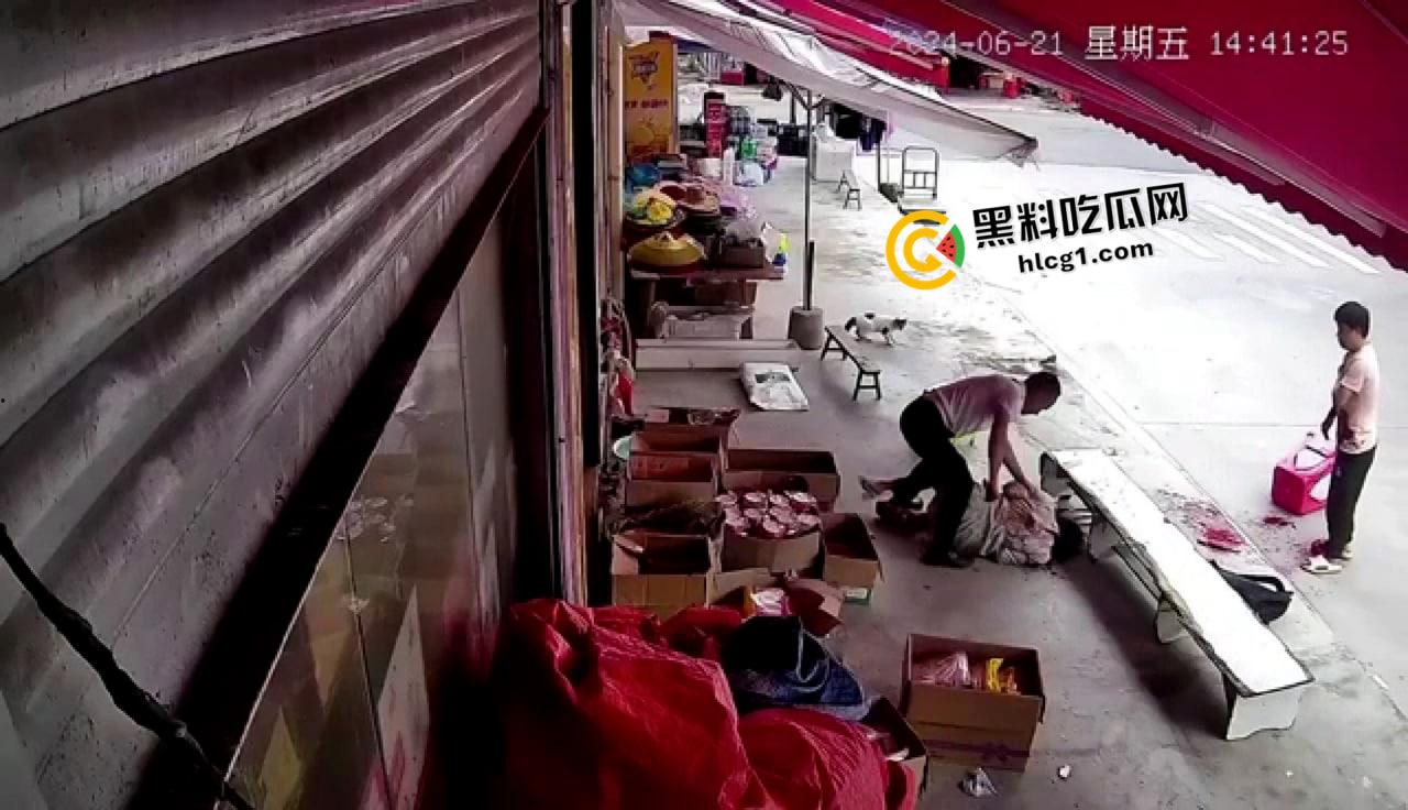 最猛刀仔！ 连砍两人 刀被卡进骨头里都要拧出来 现场无码监控流出 太吓人了-2