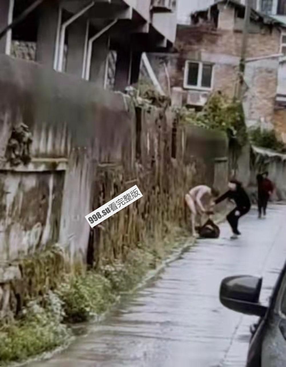 平阳水头镇麻车路 某男子当街持刀砍父母-1