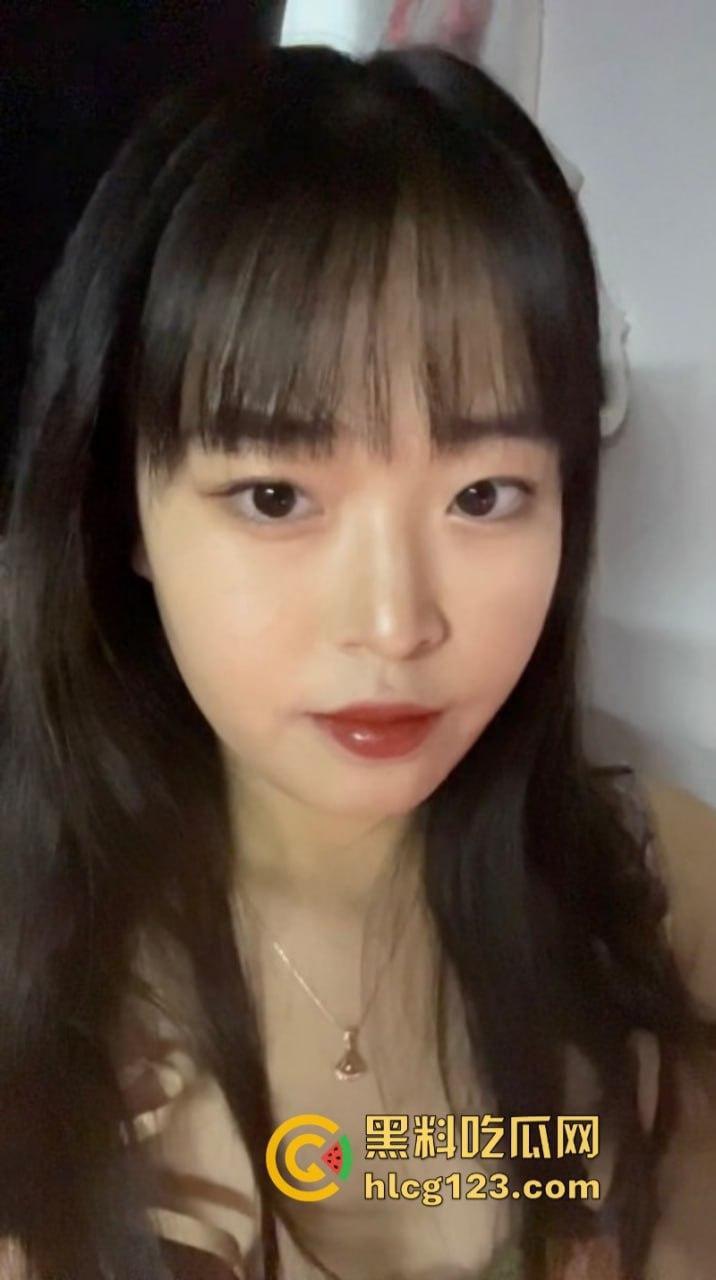 高质量露脸泄密【川音学院】21届声乐系学妹 朋友圈装纯私下约炮极度反差！-4