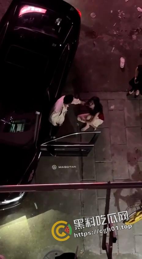 今日热瓜！迈腾哥当街暴打妻子 出门半小时都能偷个男人 内衣扯烂奶子都给拉出来了-1