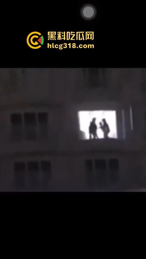 长沙维也纳酒店深夜4P大淫啪，窗前面对面后入，火辣的身影在灯光中交织，空气都充满了淫水的味道。-1