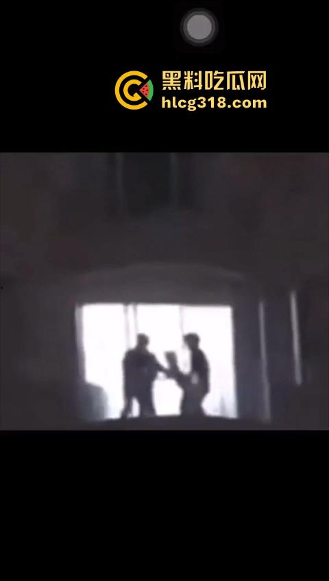 长沙维也纳酒店深夜4P大淫啪，窗前面对面后入，火辣的身影在灯光中交织，空气都充满了淫水的味道。-3