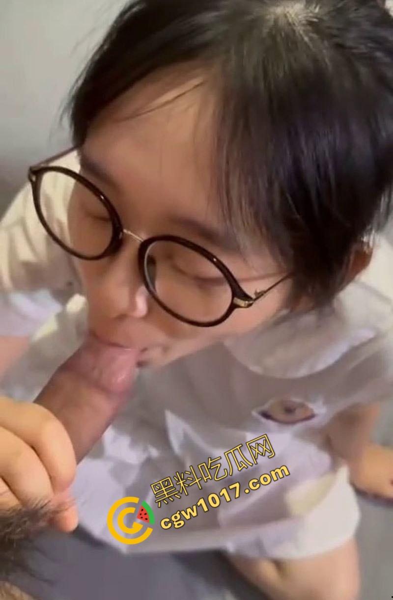 广西大学奇耻大辱！清纯校花【杨昕怡】激情性爱曝光：JK制服撩裙深喉互动，美乳晃荡挑逗连连！-6