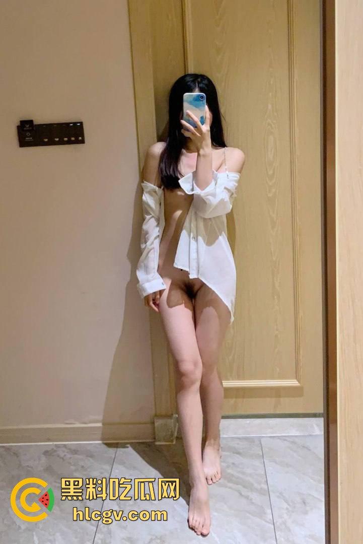 重庆信息科技大学【林薇】网传清纯女神化身外围小母狗？白丝足交、后入打桩，完全颠覆校园形象！-1