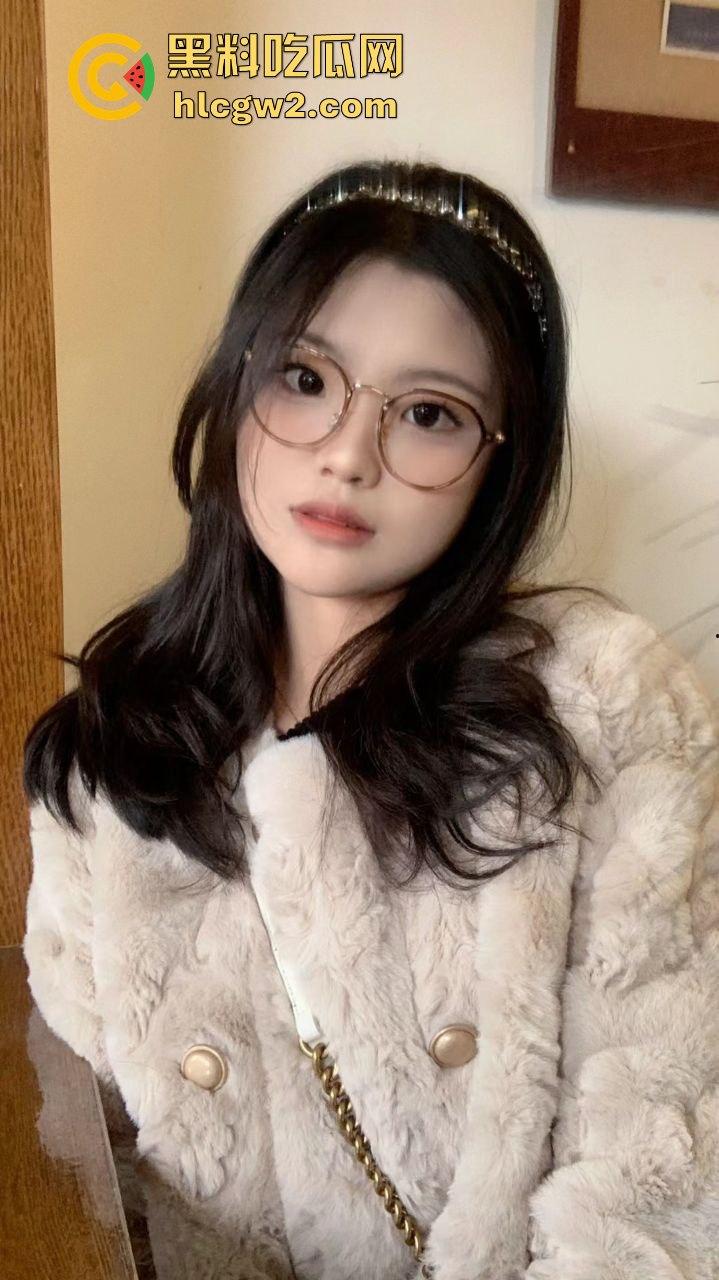 广西职业技术学院『严妍然』家里丝袜堆得跟小卖部似的！肉丝黑丝白丝轮番上演足交秀，男友被操到腿软！-2