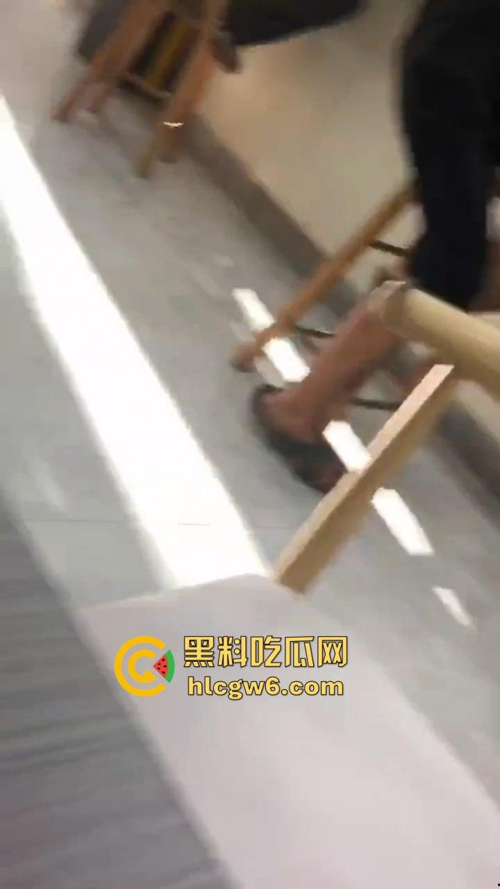 郑州蜜雪冰城惊现狙击手 哥们撸多了眼圈发黑，手枪一抬对着坦克狂射，这是沉迷打飞机的艺术家！-8