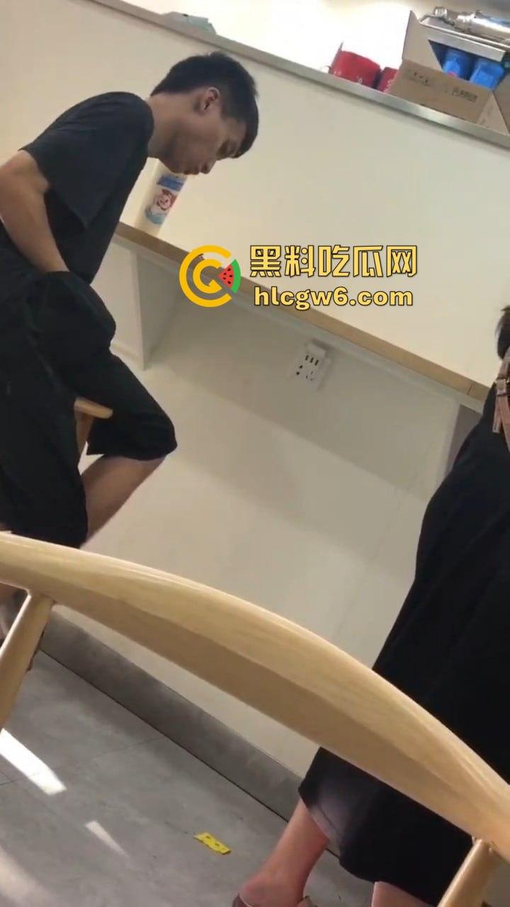 郑州蜜雪冰城惊现狙击手 哥们撸多了眼圈发黑，手枪一抬对着坦克狂射，这是沉迷打飞机的艺术家！-12