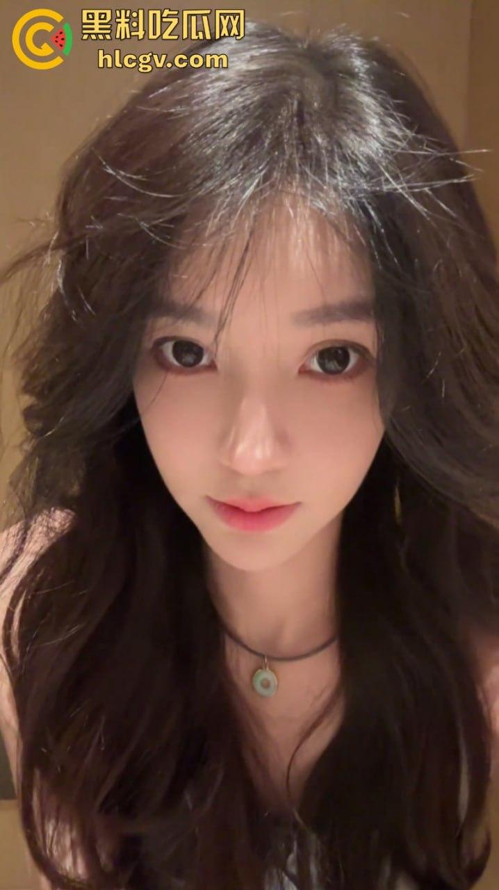 抖音50万粉丝网红【水煮白切】被爆兼职外围全国可飞 高价定制福利与聊天记录流出!-17