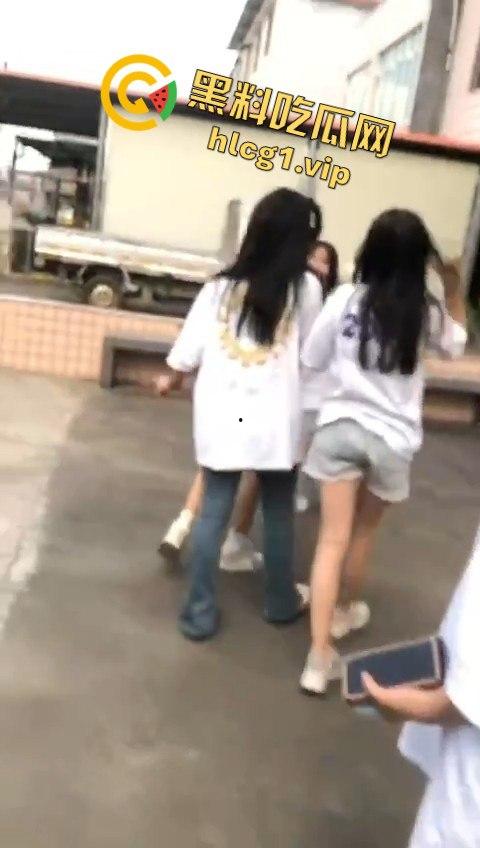 女孩遭几名傻逼残忍欺负，却不敢向家长和老师求助，霸凌者还将视频发到QQ空间炫耀！-2
