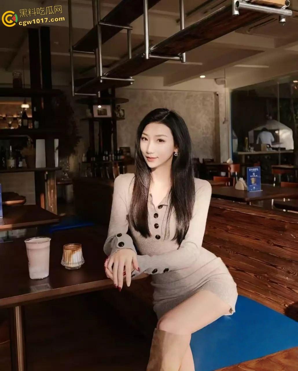 山东青岛在职教师【韩艳芳】日常生活中为人师表，曝出私下却是瘾君子，吸完以后淫靡至极，聚众淫乱！-5