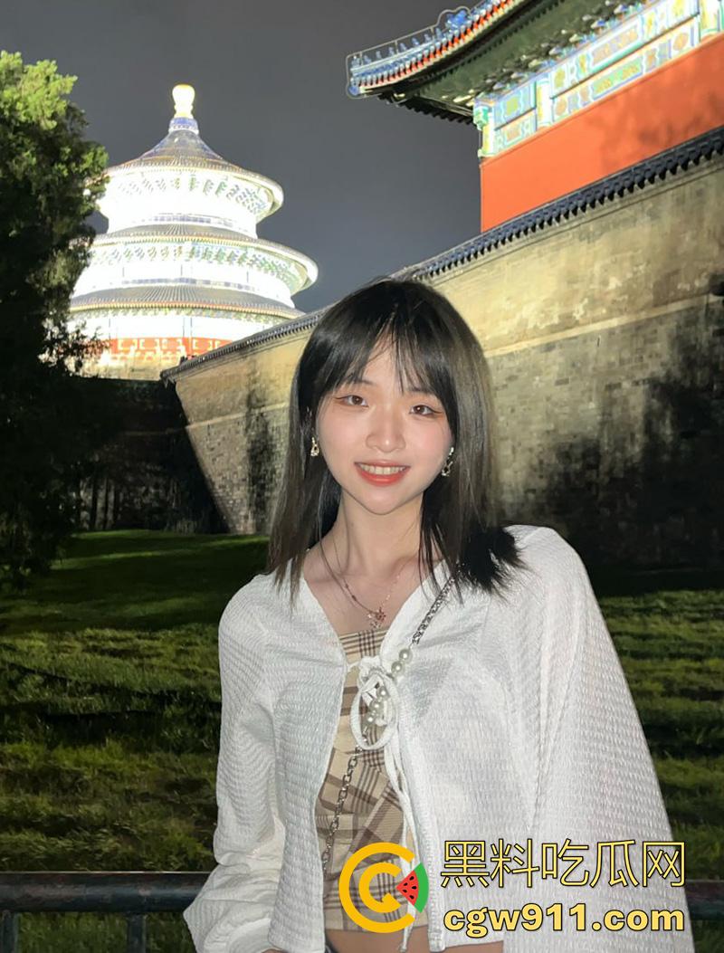 大连艺术学院【周韩雅】，身材极品美腿修长，被土豪包养穿诱人黑丝，酒店扛腿打桩爆操！-6