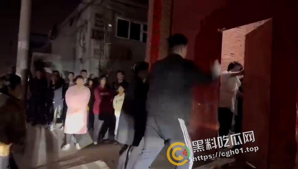 河北定州捉奸大战 被婆婆捉奸车震 带人上门大战 犹如黑帮大战现场 前排吃瓜-3