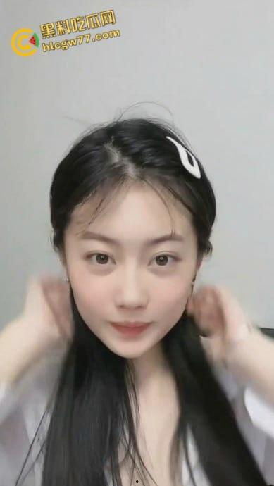 抖音清纯【虾滑】人设大翻车！乖乖女下海当福利姬，娇羞初恋脸秒变撩人尤物，超甜自慰尺度炸裂！-3