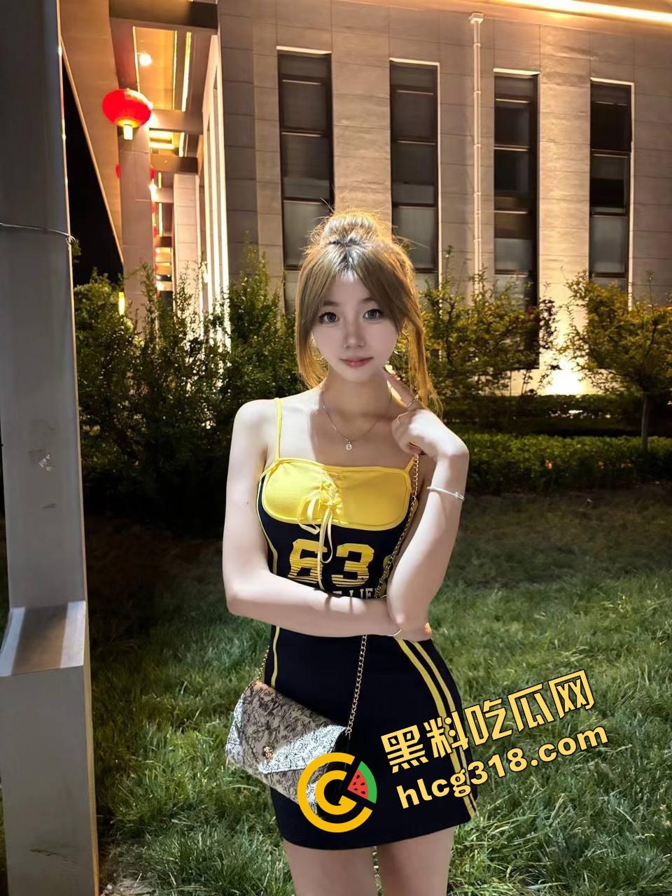 5cm真的没救了吗？看看这个富哥怎么用小鸡巴换来妹子跪舔的快乐人生，表情不是被操疼是怕转账停了！-9