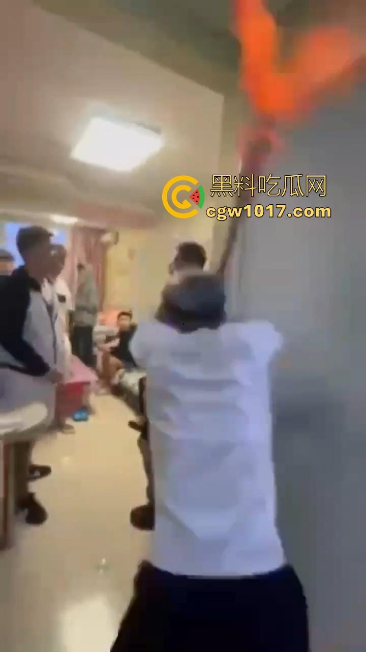 纹身的也不过如此嘛！来到精神小伙地盘，该挨打还是得乖乖老实挨打，一拳一脚直击头部，浑身是血极其惨烈！-1