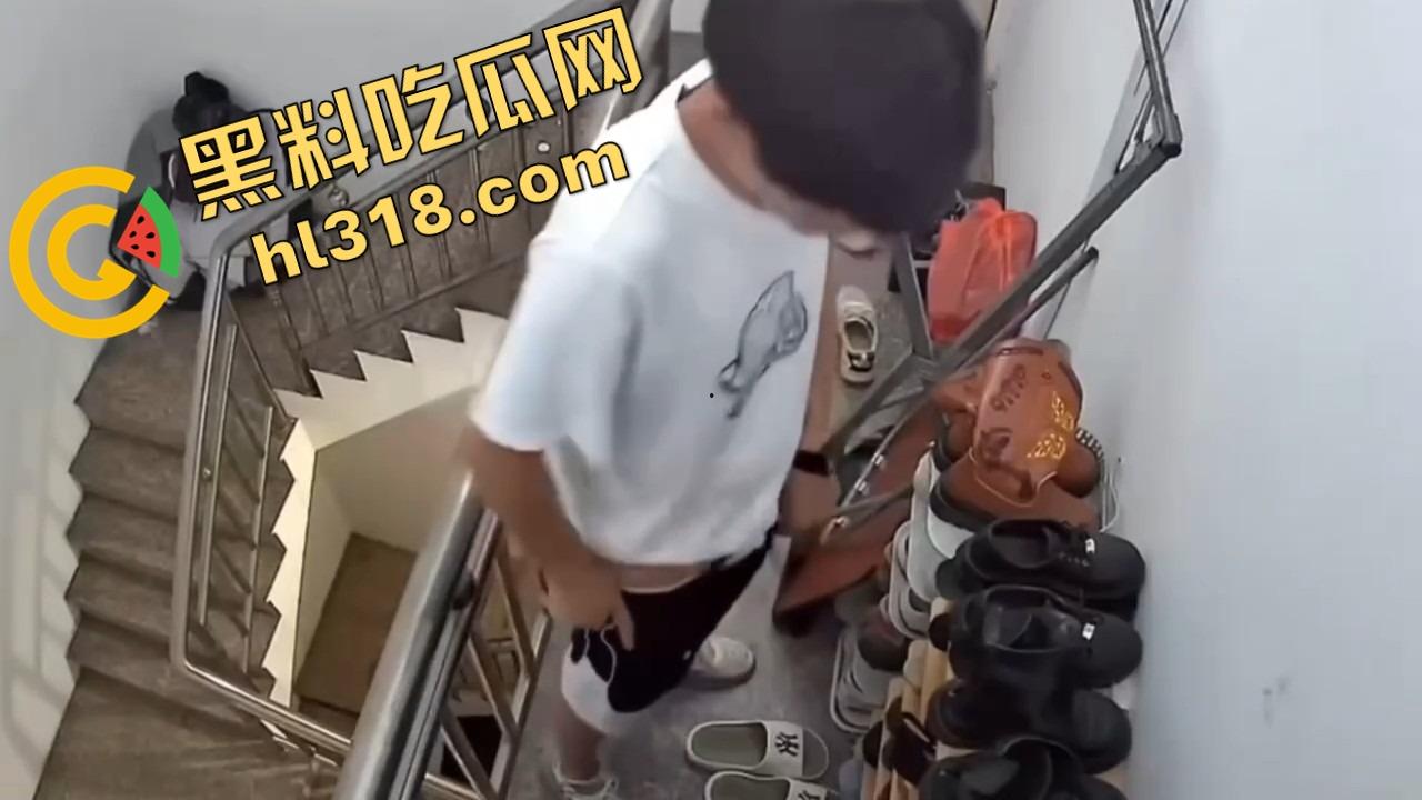 群友深夜迷恋玉足，结果踩进天罗地网？监控一开，真相比脚香还刺激，结果全群看了个全景4K还带声！-9