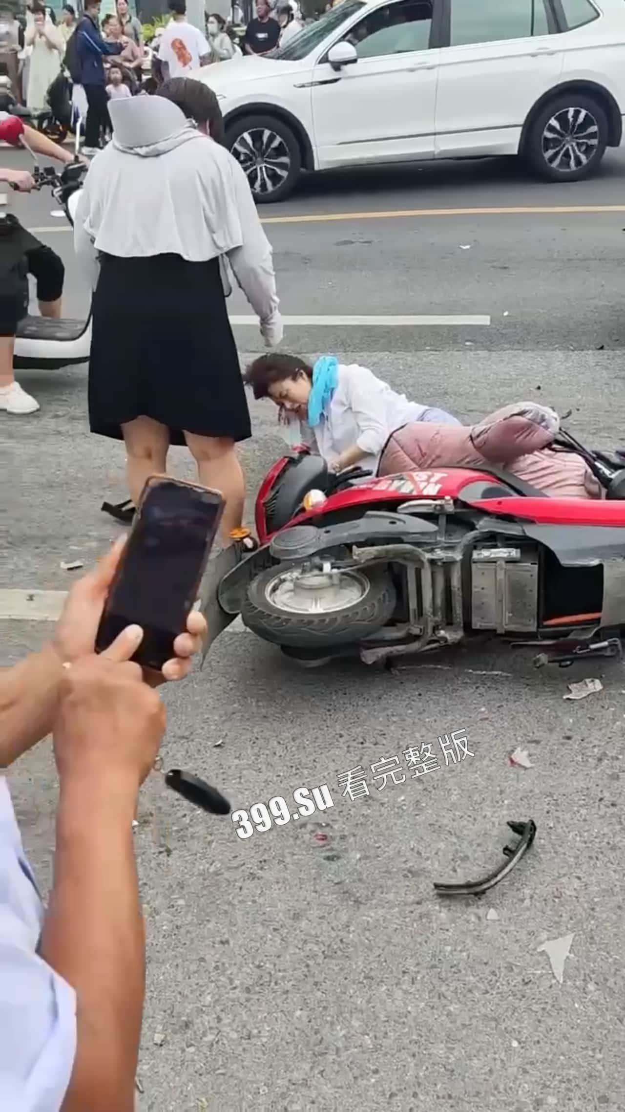 7.13盐城 文泽府邸小区 宝马车主 吸加料电子烟上头  连闯红灯朝人堆里撞  下车仍淡定打电话  现场视频惨烈-5