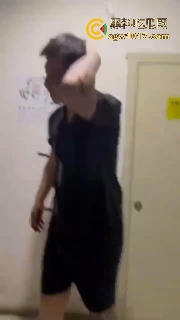 纹身的也不过如此嘛！来到精神小伙地盘，该挨打还是得乖乖老实挨打，一拳一脚直击头部，浑身是血极其惨烈！-5