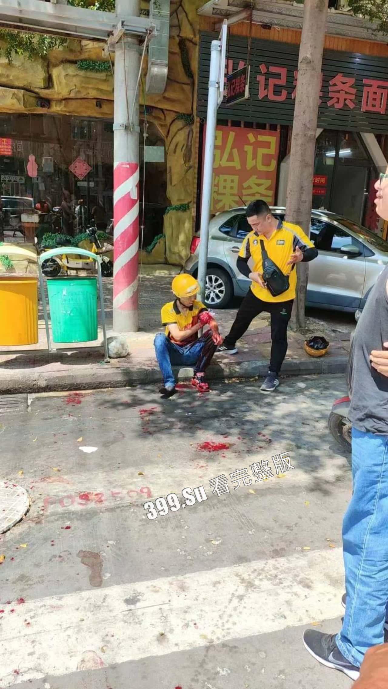 7.13盐城 文泽府邸小区 宝马车主 吸加料电子烟上头  连闯红灯朝人堆里撞  下车仍淡定打电话  现场视频惨烈-9