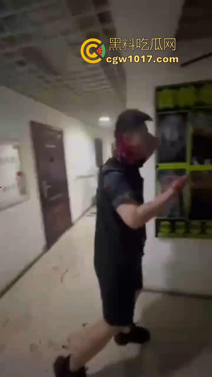 纹身的也不过如此嘛！来到精神小伙地盘，该挨打还是得乖乖老实挨打，一拳一脚直击头部，浑身是血极其惨烈！-9