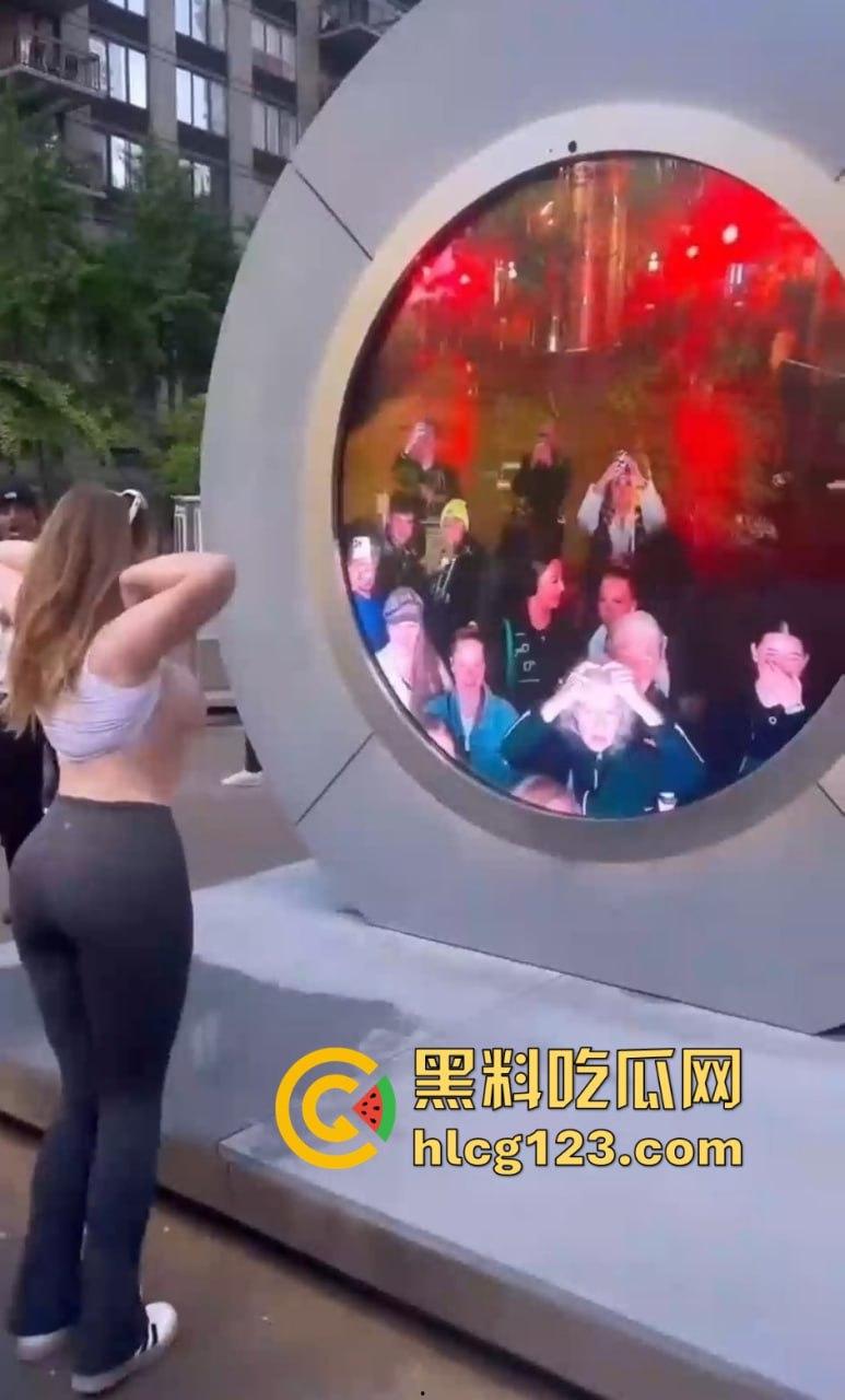 特朗普竞选大会变脱衣秀！金发洋妞热舞露大奶，场面火辣震惊全场！-5