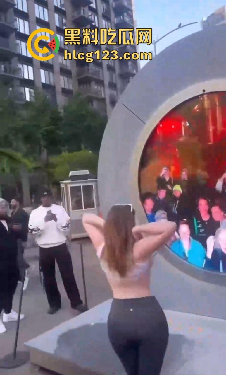 特朗普竞选大会变脱衣秀！金发洋妞热舞露大奶，场面火辣震惊全场！-11