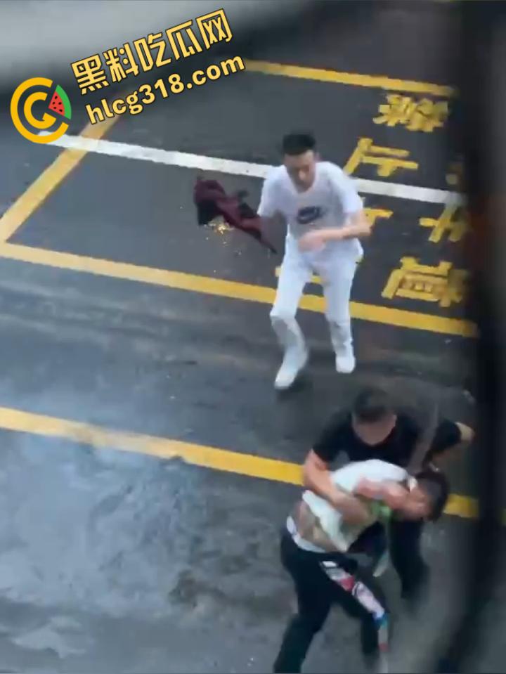 小伙街边无差别砍人，就算劝架也惨被砍，街头刀光血飙骨肉翻开，地上血迹一片看着都感觉痛 !-5