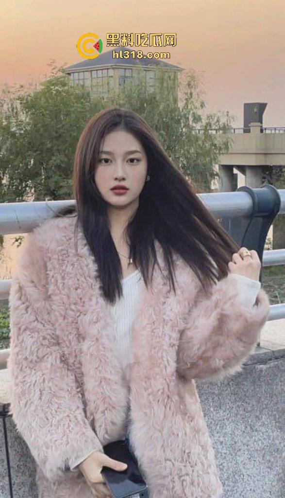 湖南清纯女大学生找金主被猛兽般抽插撕裂，肥逼淫水狂流，脸蛋美貌丝毫看不出是一个骚逼！-1