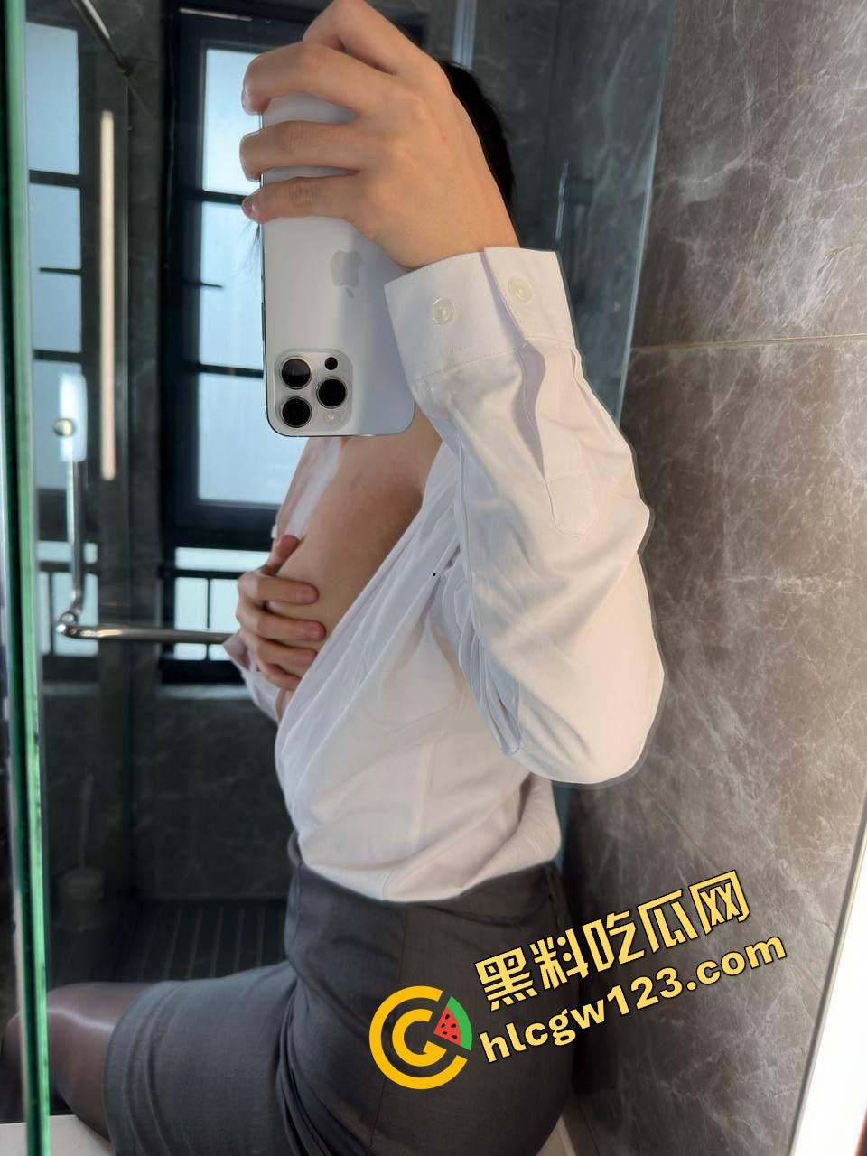 小区楼下遛乌龟竟钓到邻居骚少妇39岁『张珊珊』口活惊艳，屁股一摇榨汁三升，送龟送到床上操！-7