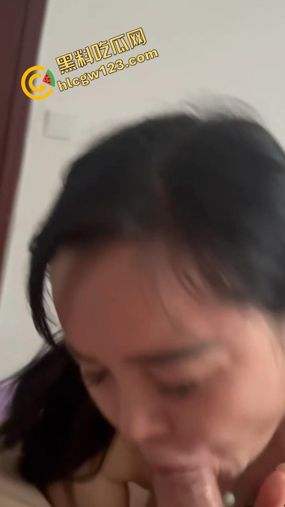 小区楼下遛乌龟竟钓到邻居骚少妇39岁『张珊珊』口活惊艳，屁股一摇榨汁三升，送龟送到床上操！-10