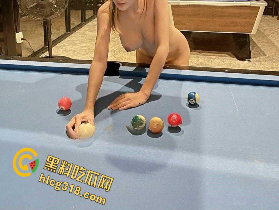 天津36E巨乳嫩模，全裸陪玩度假打台球，巨乳到处晃，被金主爸爸按在台球桌上后入爆操！-5