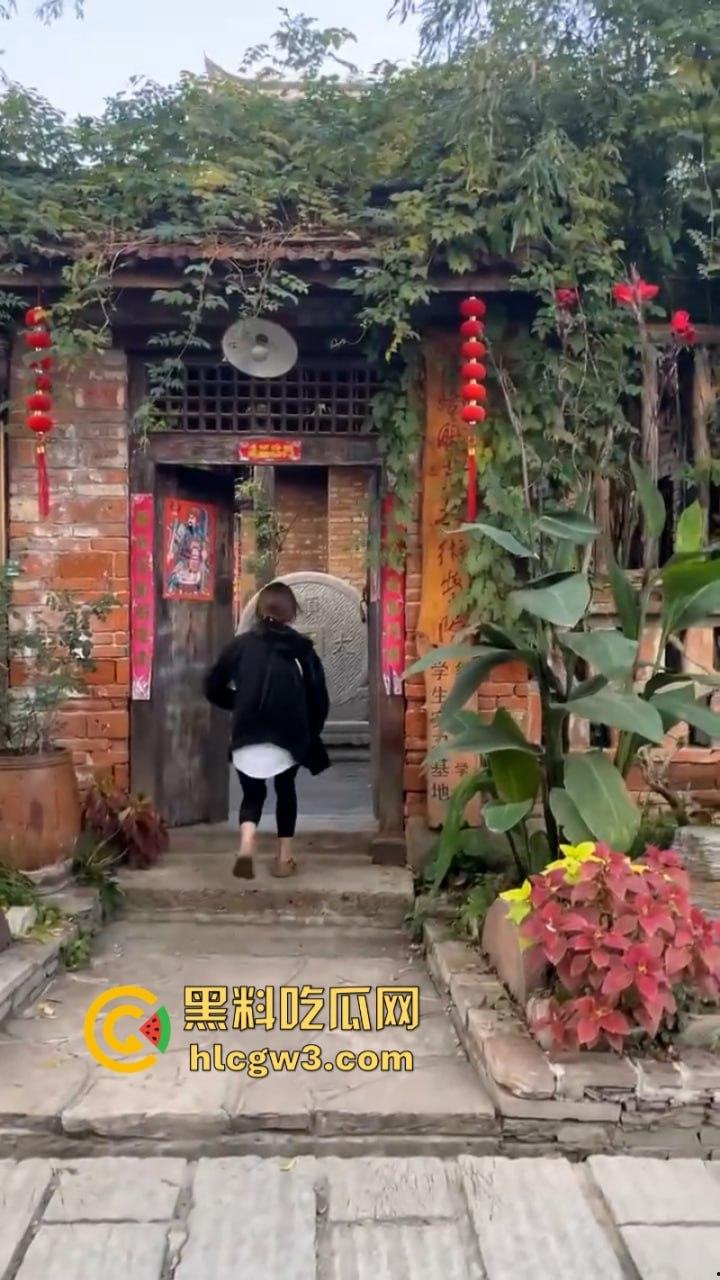 人不要脸至贱无敌！河南老逼登欠债不还 女子无奈当街嚎啕大哭下跪讨钱 欠钱的都是大爷！-3