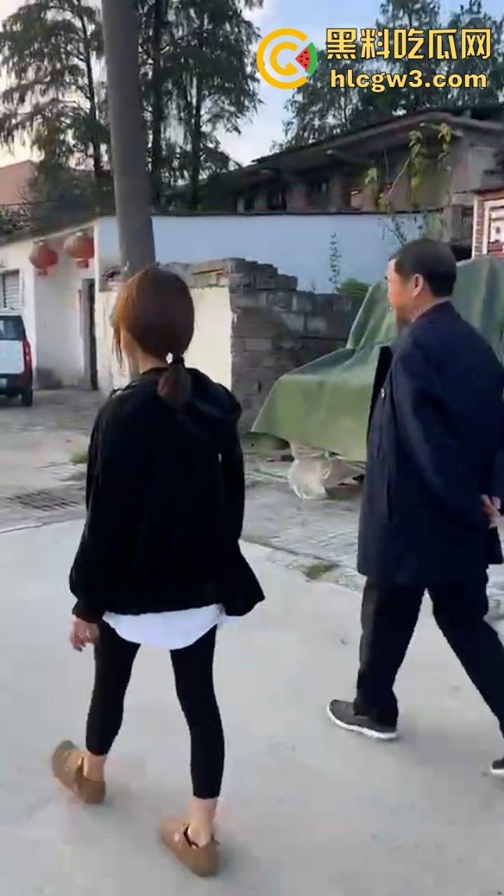 人不要脸至贱无敌！河南老逼登欠债不还 女子无奈当街嚎啕大哭下跪讨钱 欠钱的都是大爷！-7