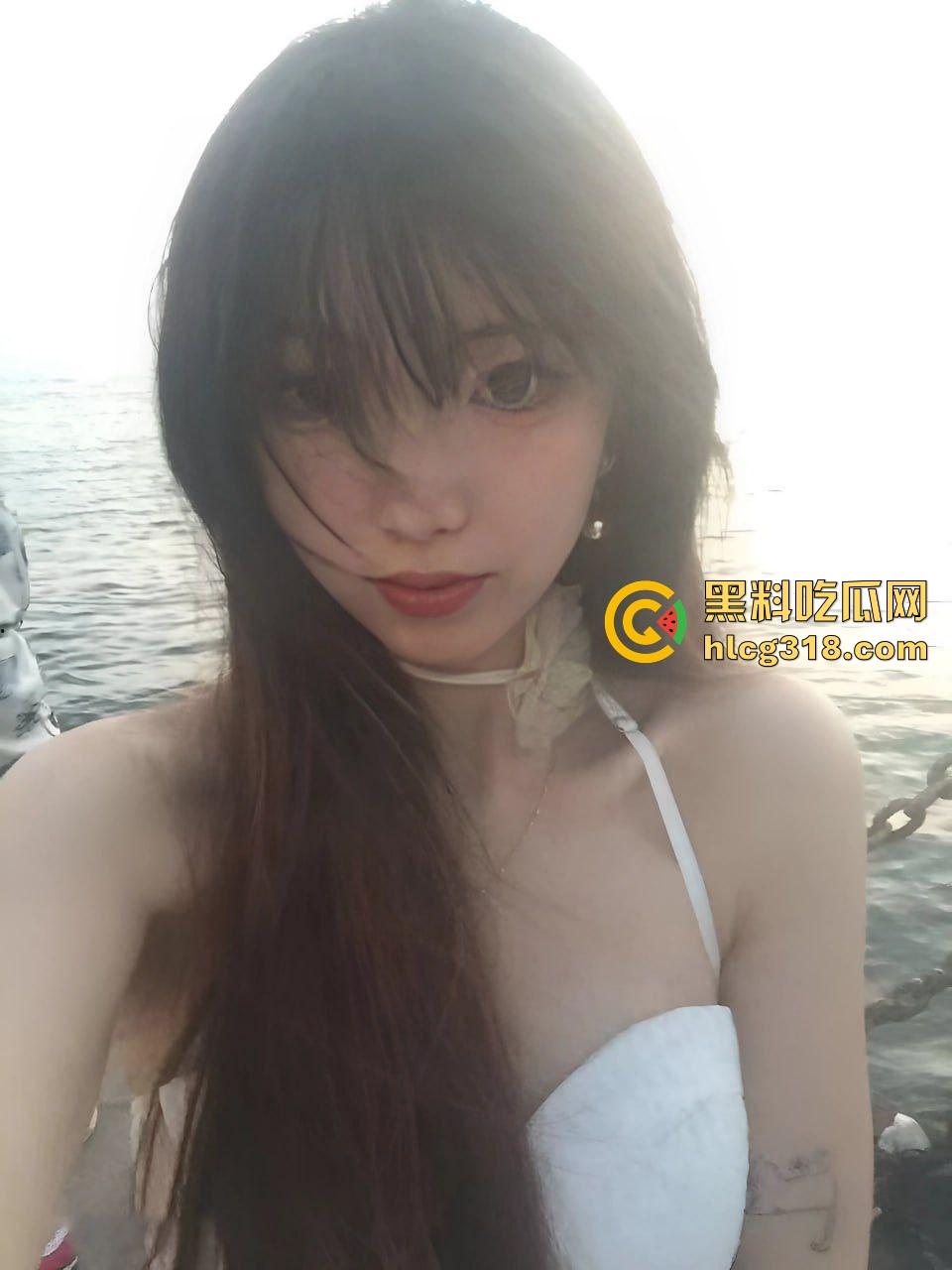 低俗直播PK惩罚，女主播输了被男助手的用皮带疯狂抽打屁股，感觉连吃奶的劲都使出来了，看着都疼！-2