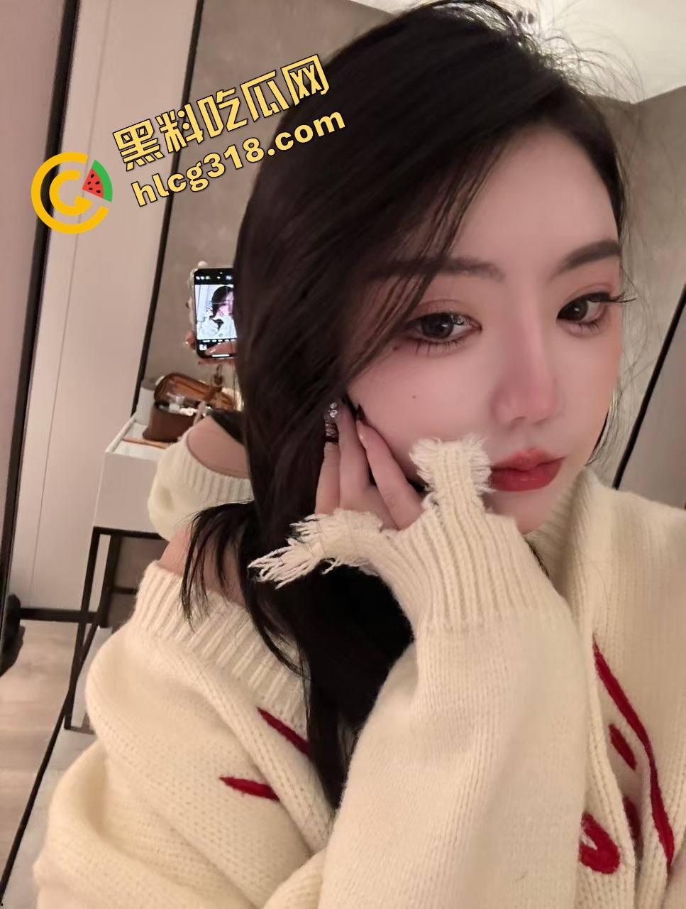 谁说00后嫩？在上海大神手里照样被操得趴桌子喊爹，戳到最后手机都拿不稳，这叫操不是爱-6