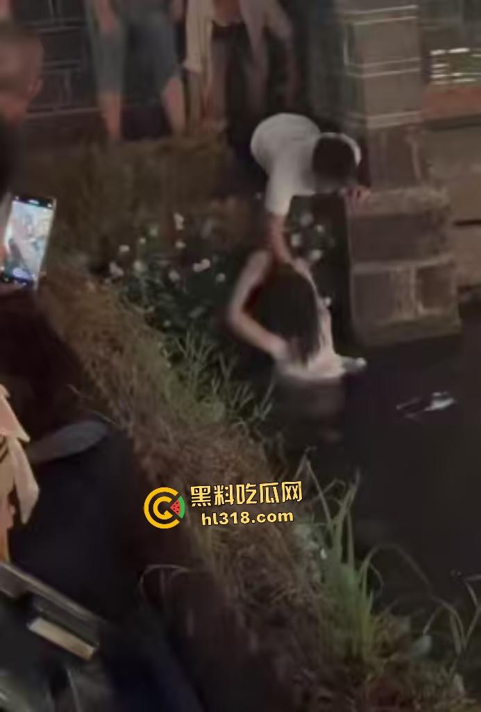 四川宜宾老公不给妻子买秋天第一杯奶茶跳河，白衣小哥拼命抢救还被打，上岸后老公直接一巴掌然后拖走！-4