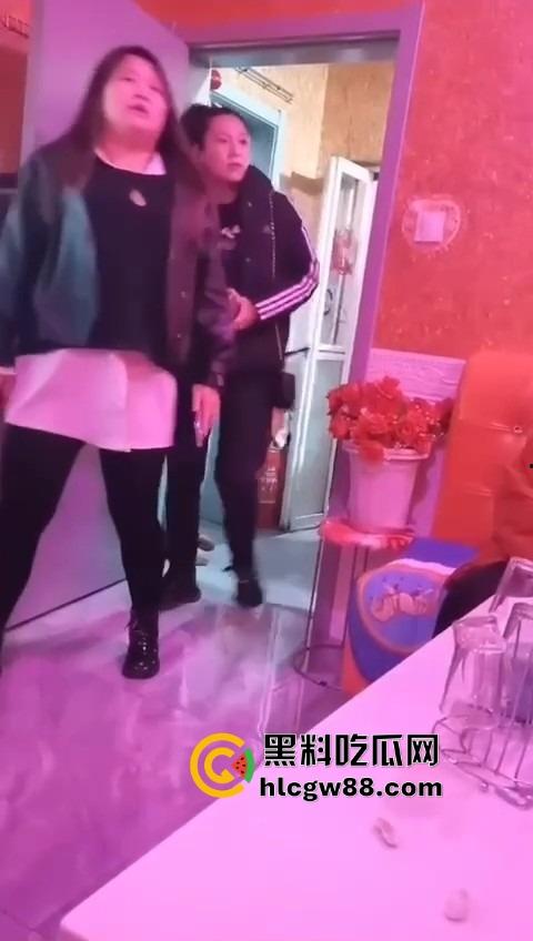 熟透了的熟妇舞娘KTV火力全开！一上台就扭得台下爆炸现场全是荷尔蒙味，气氛嗨到顶，这熟货真是骚出汁了！-2