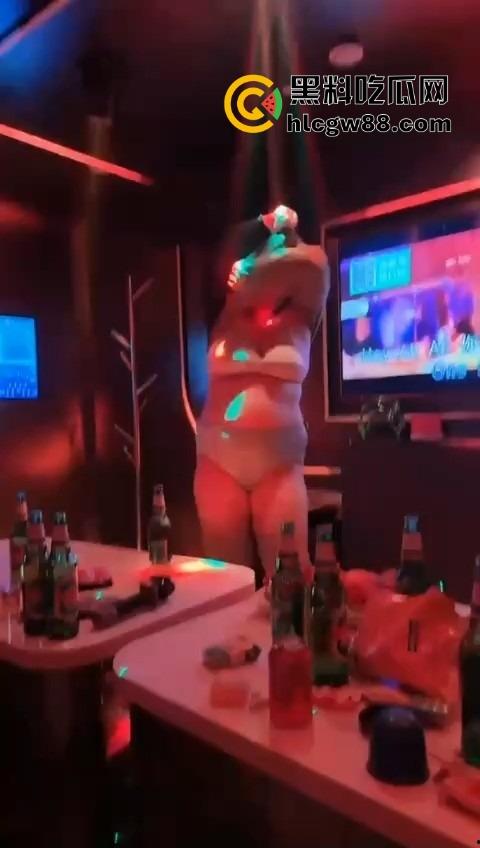 熟透了的熟妇舞娘KTV火力全开！一上台就扭得台下爆炸现场全是荷尔蒙味，气氛嗨到顶，这熟货真是骚出汁了！-5