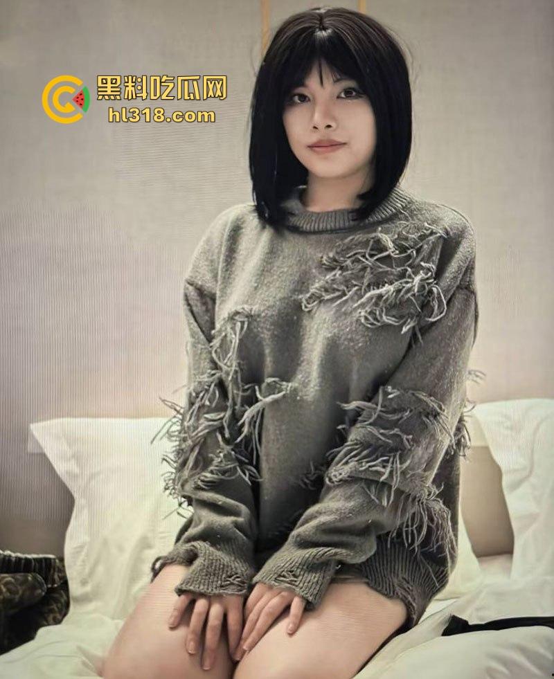 广州性感嫩妹【魏舒莹】性爱自拍分手后惨遭曝光，完美露脸激烈性爱，后入狂草肥臀堪称视觉盛宴！-1