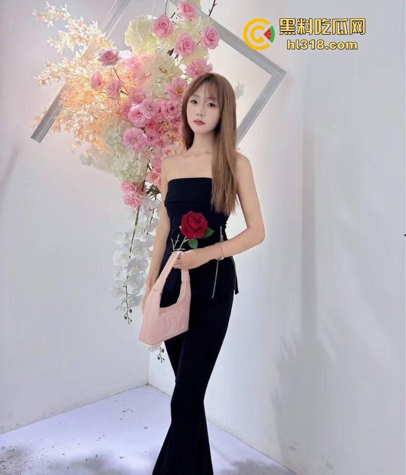 浙江大学校花【林菲】私密视频流出，高颜值女大多种制服诱惑，露脸反差的骚样让人心痒痒！-1