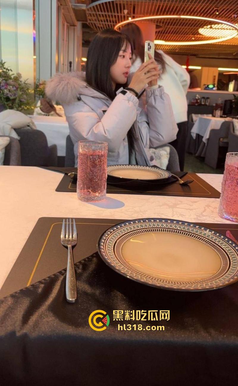 浙江大学校花【林菲】私密视频流出，高颜值女大多种制服诱惑，露脸反差的骚样让人心痒痒！-3