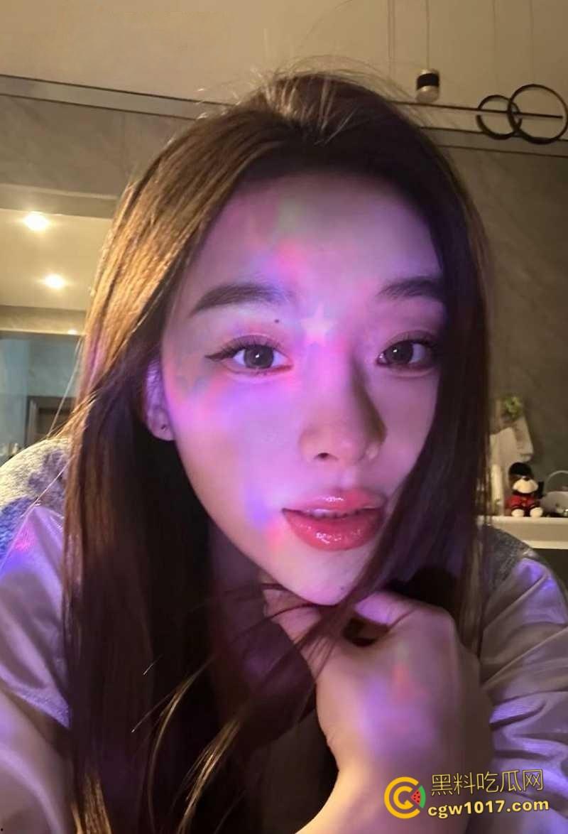 广州性感拜金女【张亦扬】，与金主楼梯野战，拍各种露脸口交，房间里堆满淫装阳具，疯狂捞金毫无底线！-1