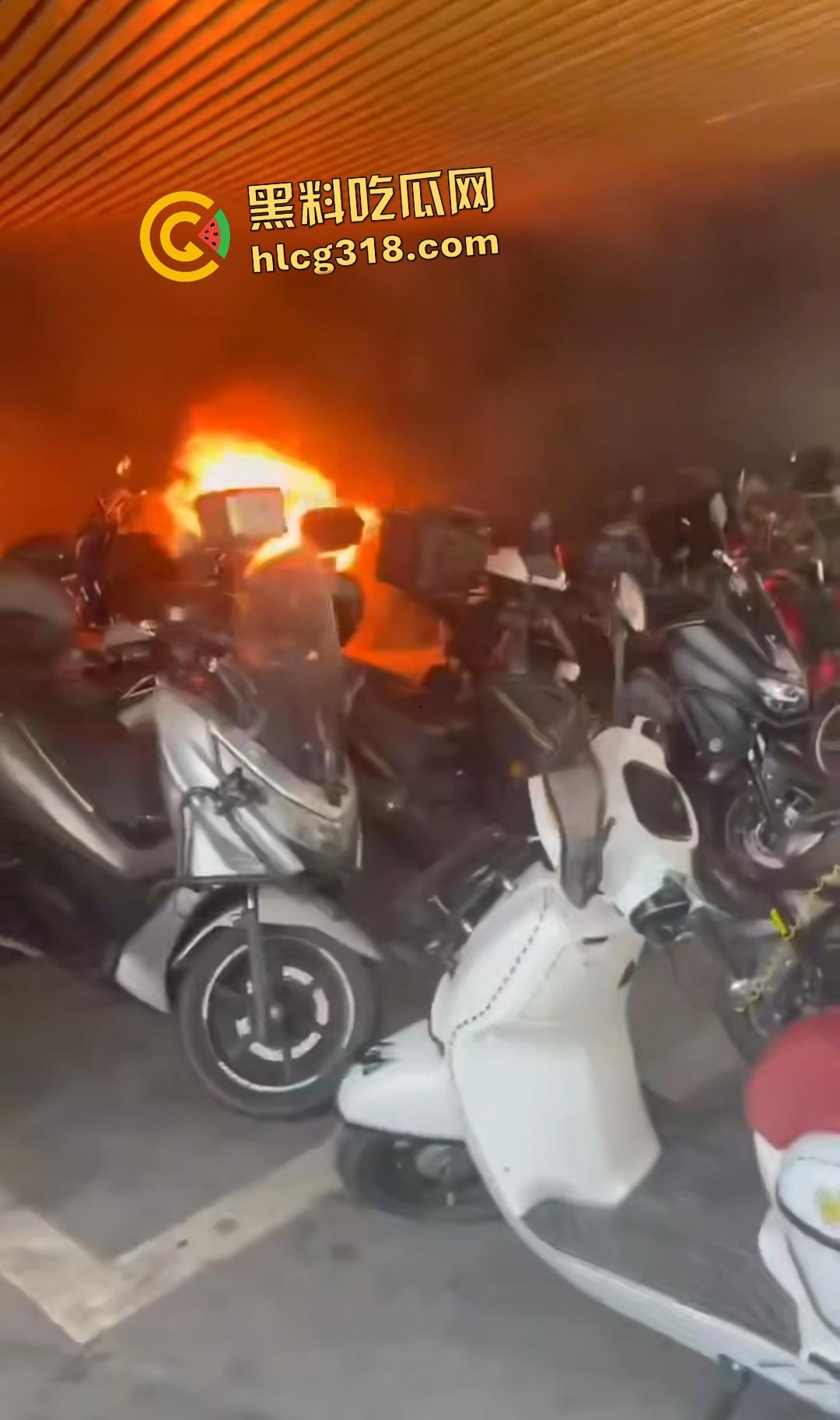 重庆九龙坡摩托车停放点炸翻天！熊孩子鞭炮炸油箱引发大火，火海吞百车！-2